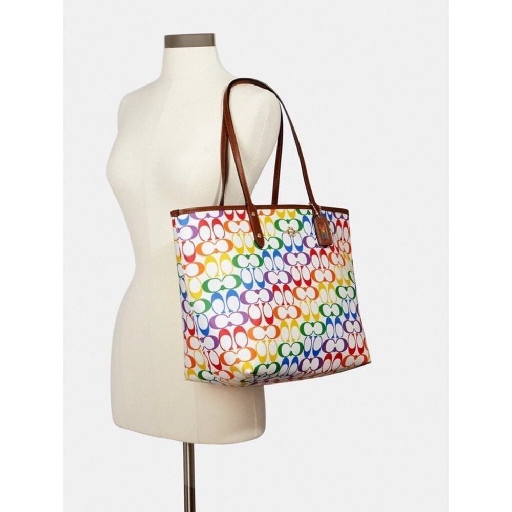 NWT Coach Reversible City Tote In Rainbow Signature Canvas 2463 Navy Blue - Picture 3 of 8